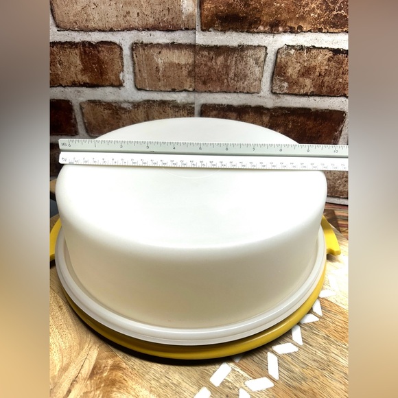 Vintage Tupperware Pie Taker  Harvest Yellow Gold - Picture 3 of 7